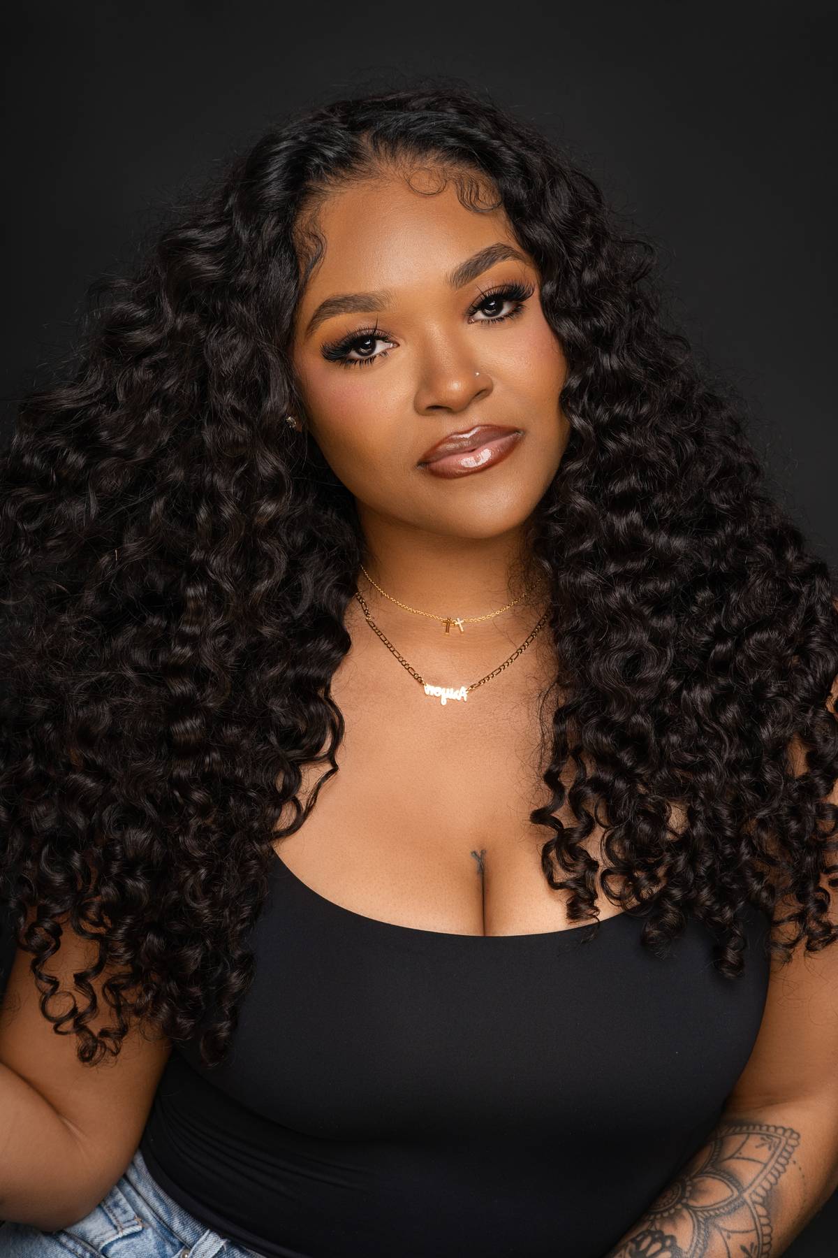 Model with deep wave hair