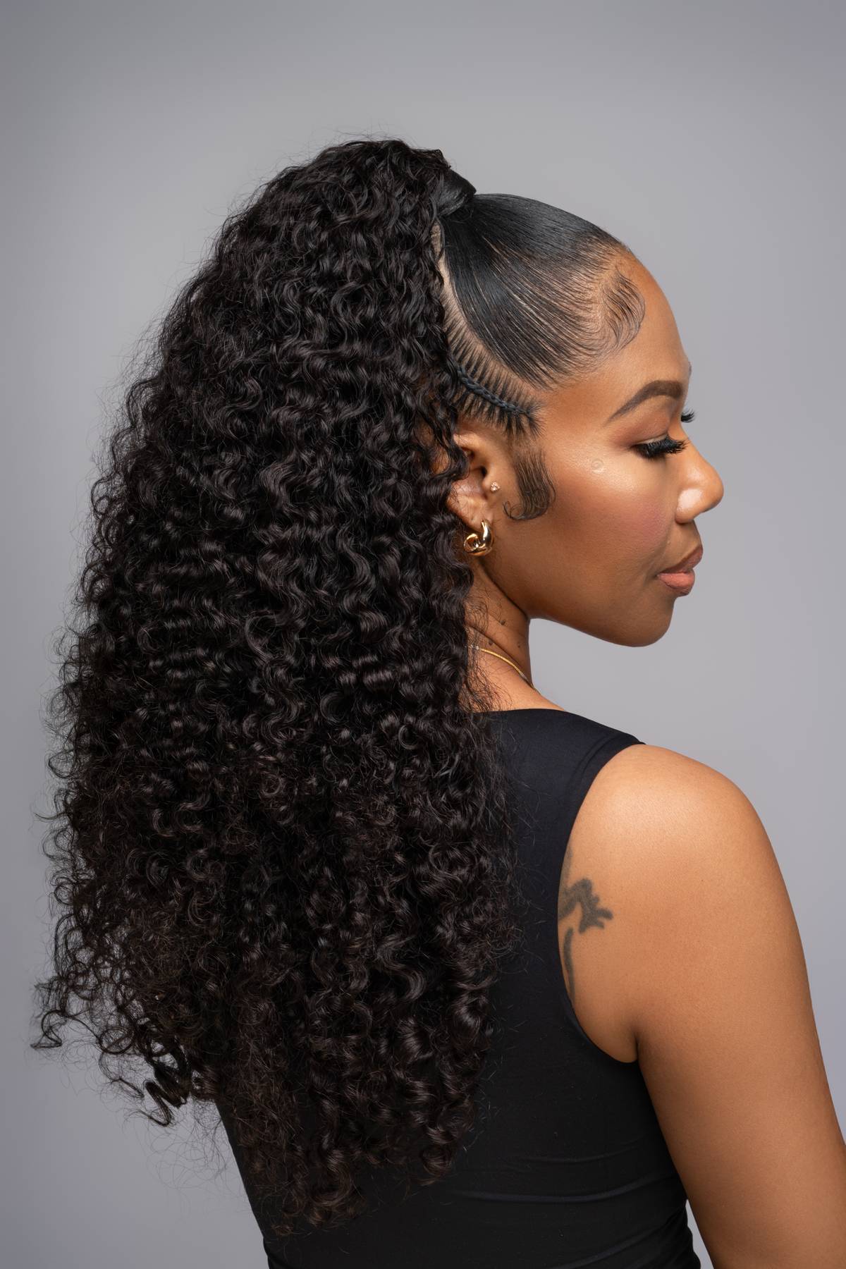 Model with loose beachy waves